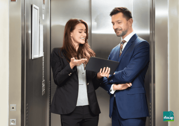 Personne qui présente son projet dans un ascenseur (référence au "elevator pitch")